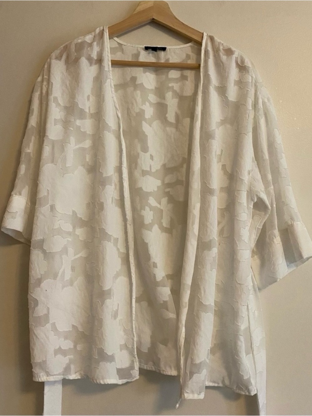 Dynamite White Sheer Jacquard Tie-Waist Kimono - Picture 4 of 7